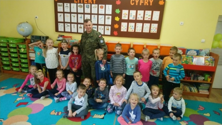 Wizyta żołnierza w przedszkolu.