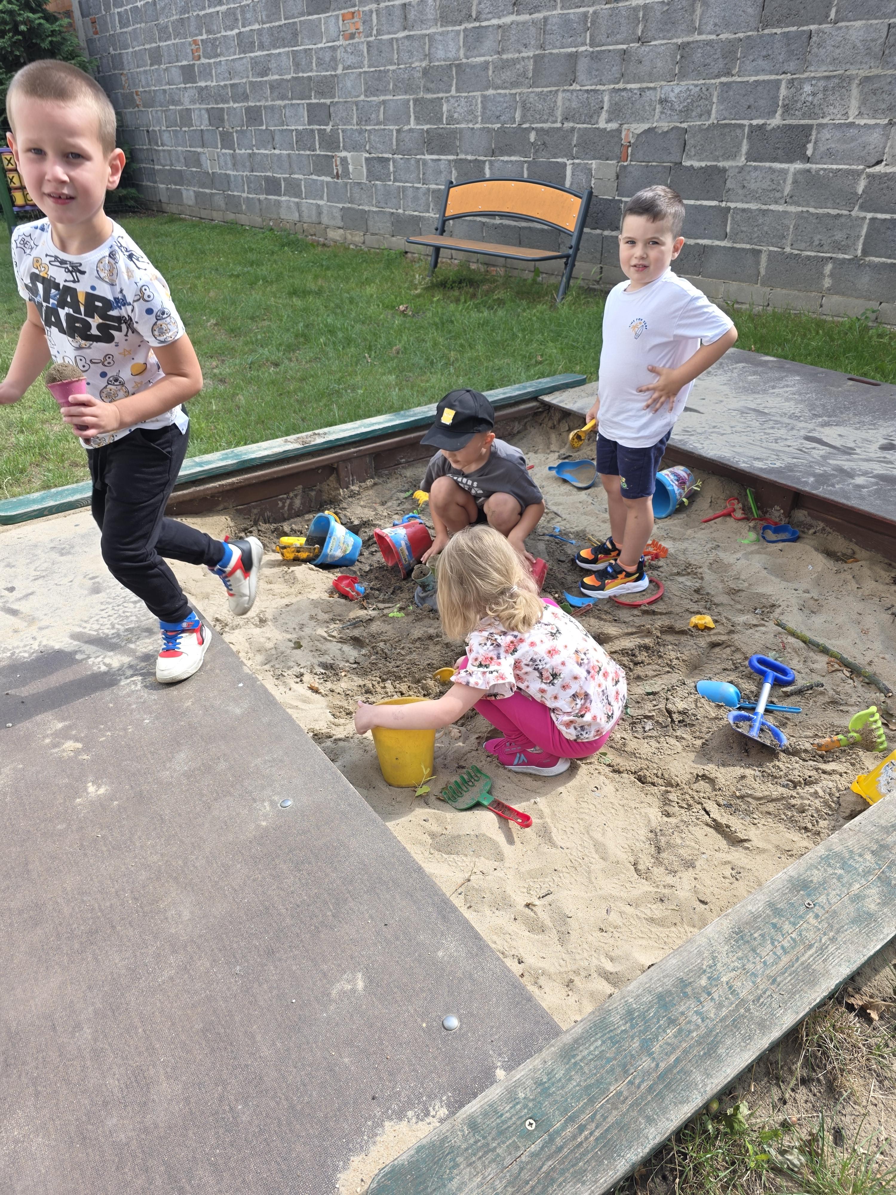 Zabawy na przedszkolnym placu zabaw