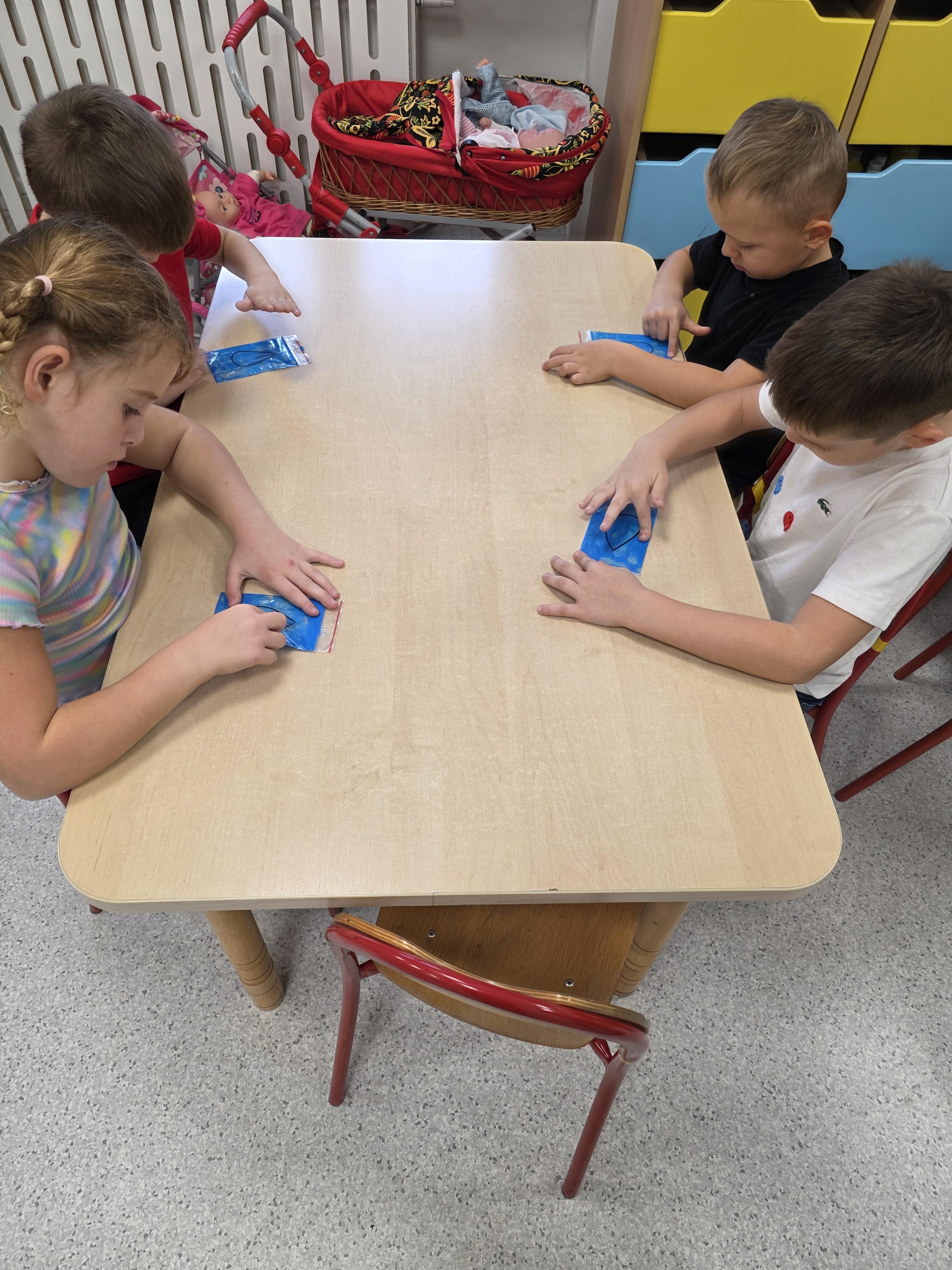 Zabawa woreczkiem strunowym i farbą - kropla deszczu